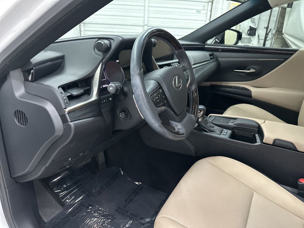2021 Lexus ES 300h photo 9