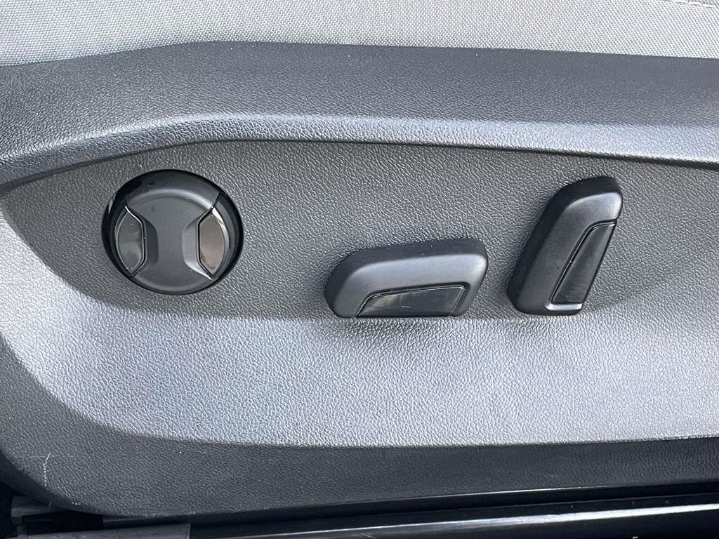 2024 Volkswagen Taos SE photo 4