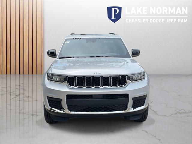 2025 Jeep Grand Cherokee Laredo photo 2