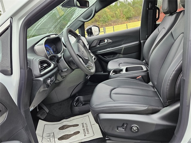 2026 Chrysler Pacifica photo 4