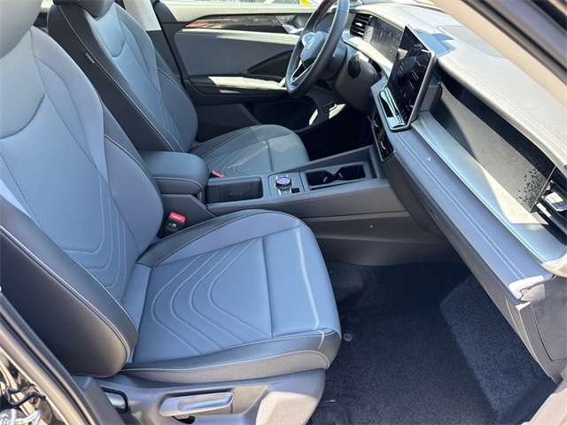 2025 Volkswagen Tiguan SE photo 14