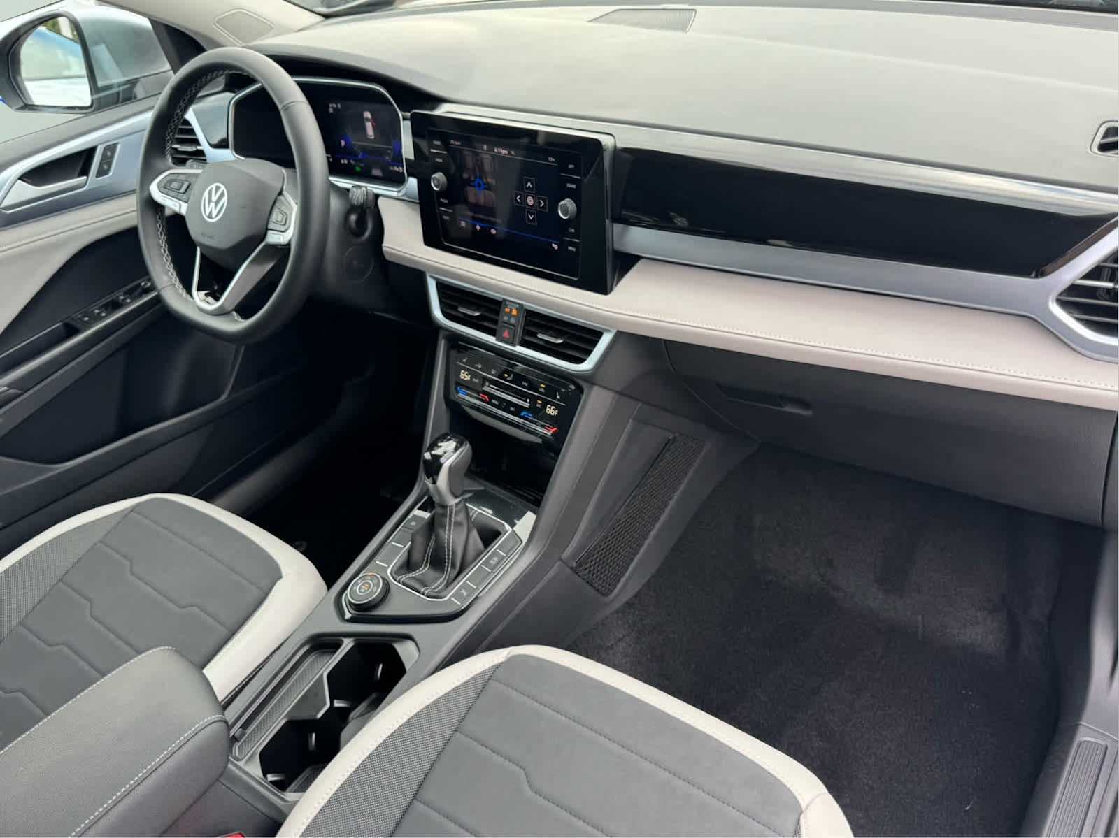 2025 Volkswagen Taos SE photo 38