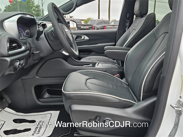 2026 Chrysler Pacifica Limited photo 5