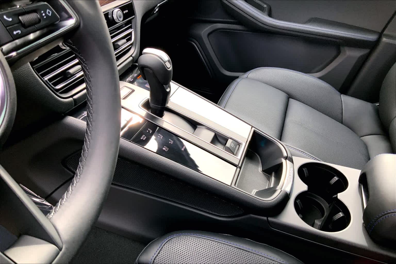 2024 Porsche Macan T photo 10