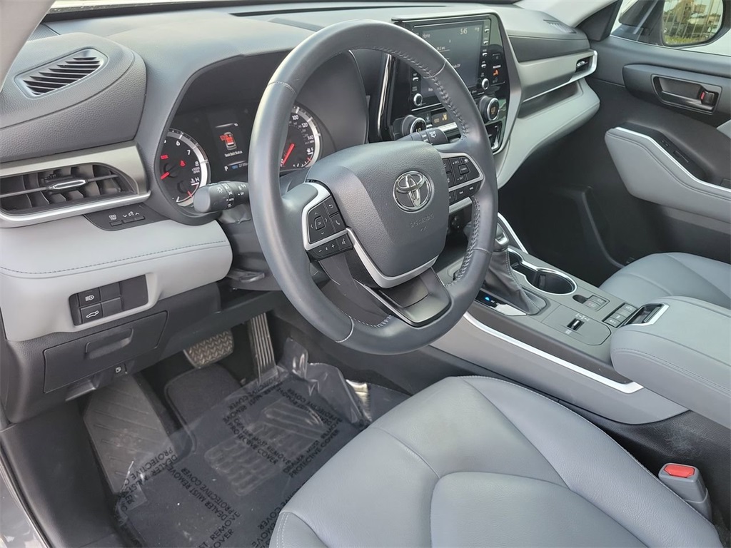 2022 Toyota Highlander LE photo 25