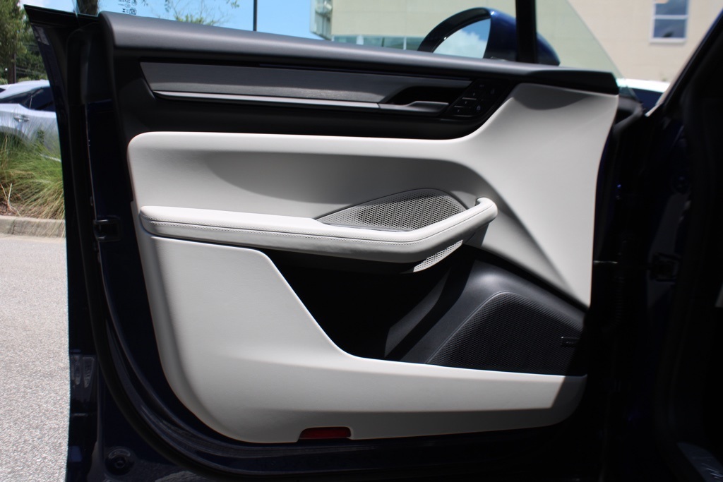2025 Porsche Macan Electric photo 17