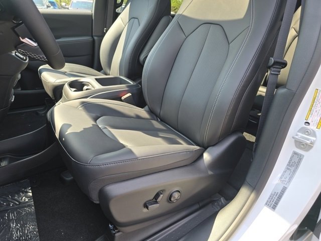 2026 Chrysler Pacifica photo 4