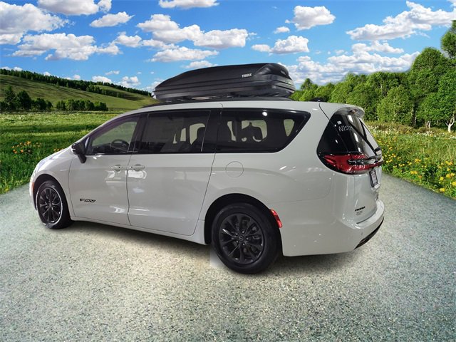 2025 Chrysler Pacifica photo 2