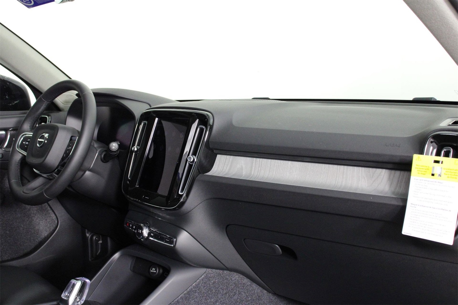 2026 Volvo XC40 photo 9