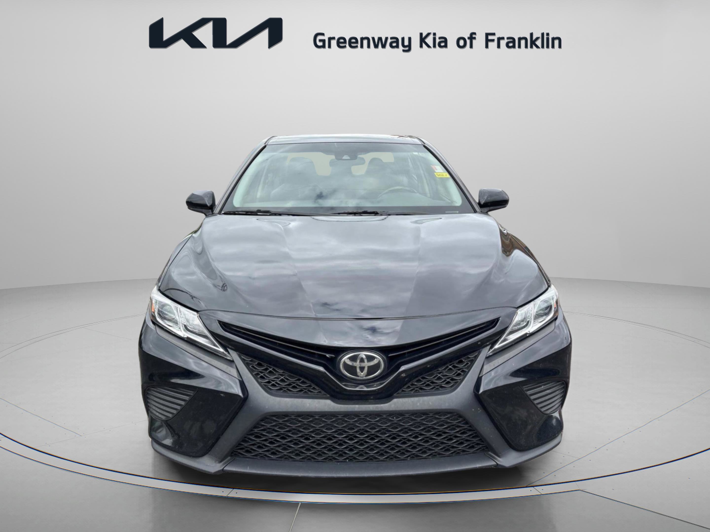 2019 Toyota Camry SE photo 2