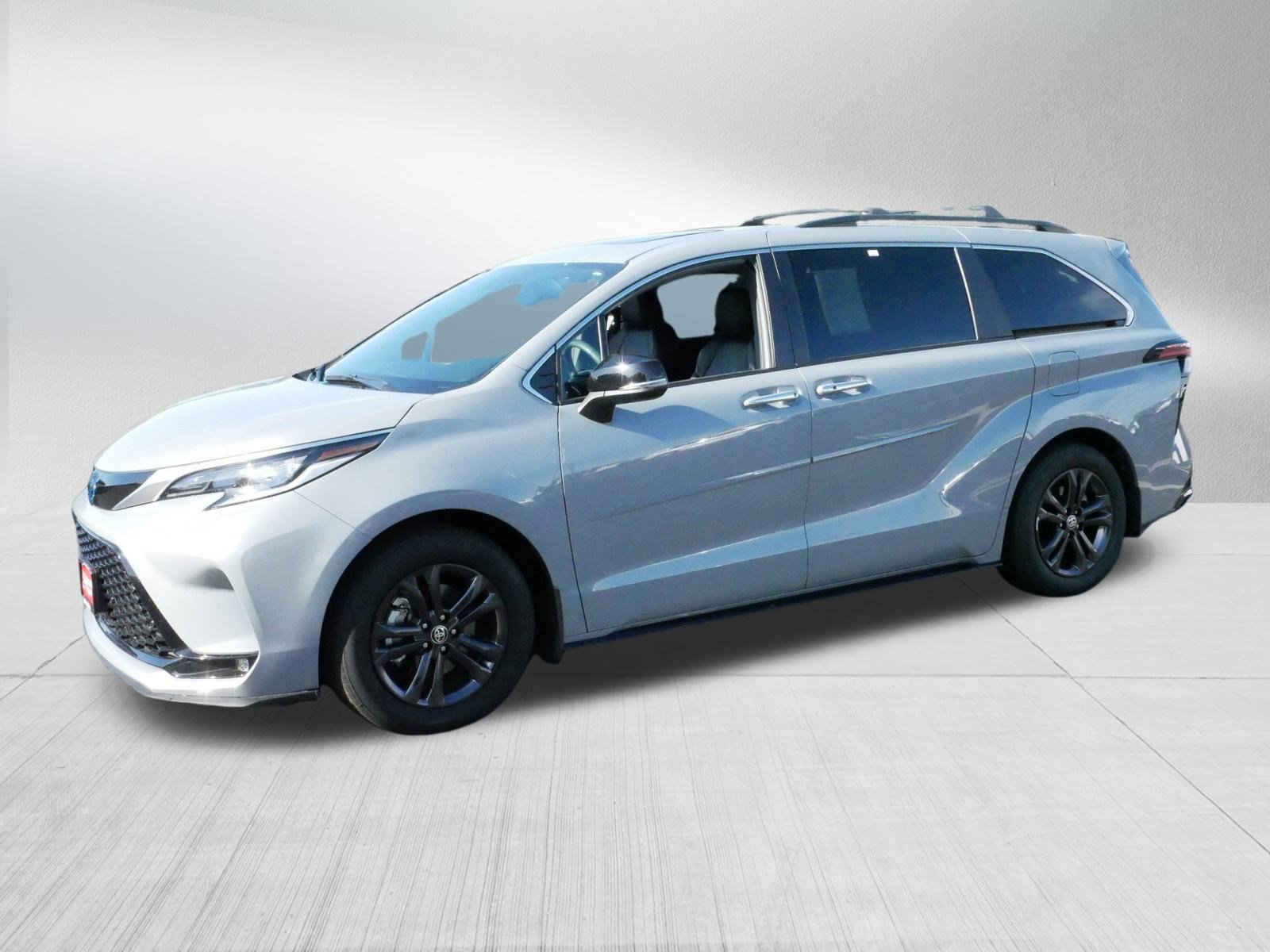 2024 Toyota Sienna XSE photo 3