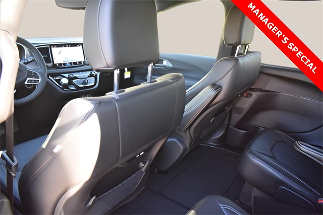 2025 Chrysler Pacifica photo 14