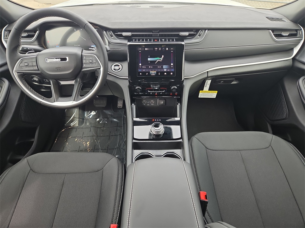 2025 Jeep Grand Cherokee Laredo photo 2