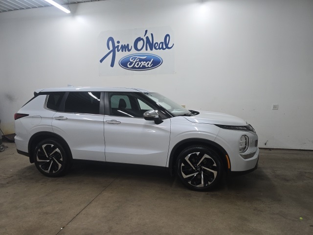 2022 Mitsubishi Outlander ES's photo