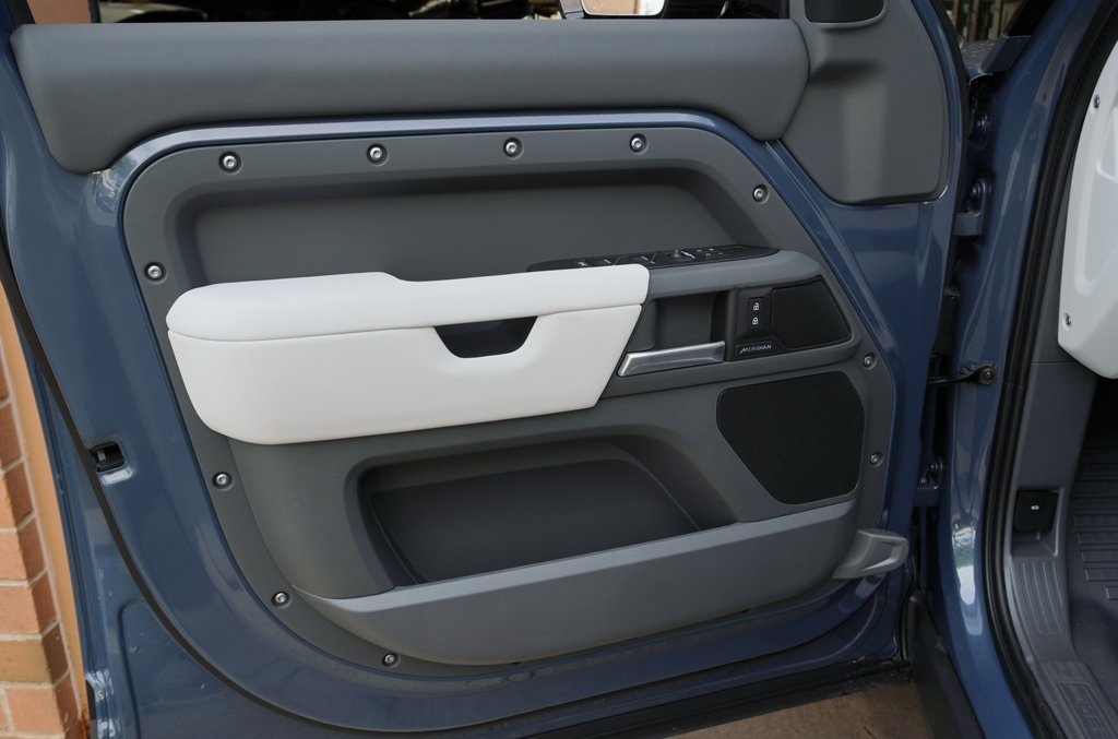 2025 Land Rover Defender 110 S photo 8