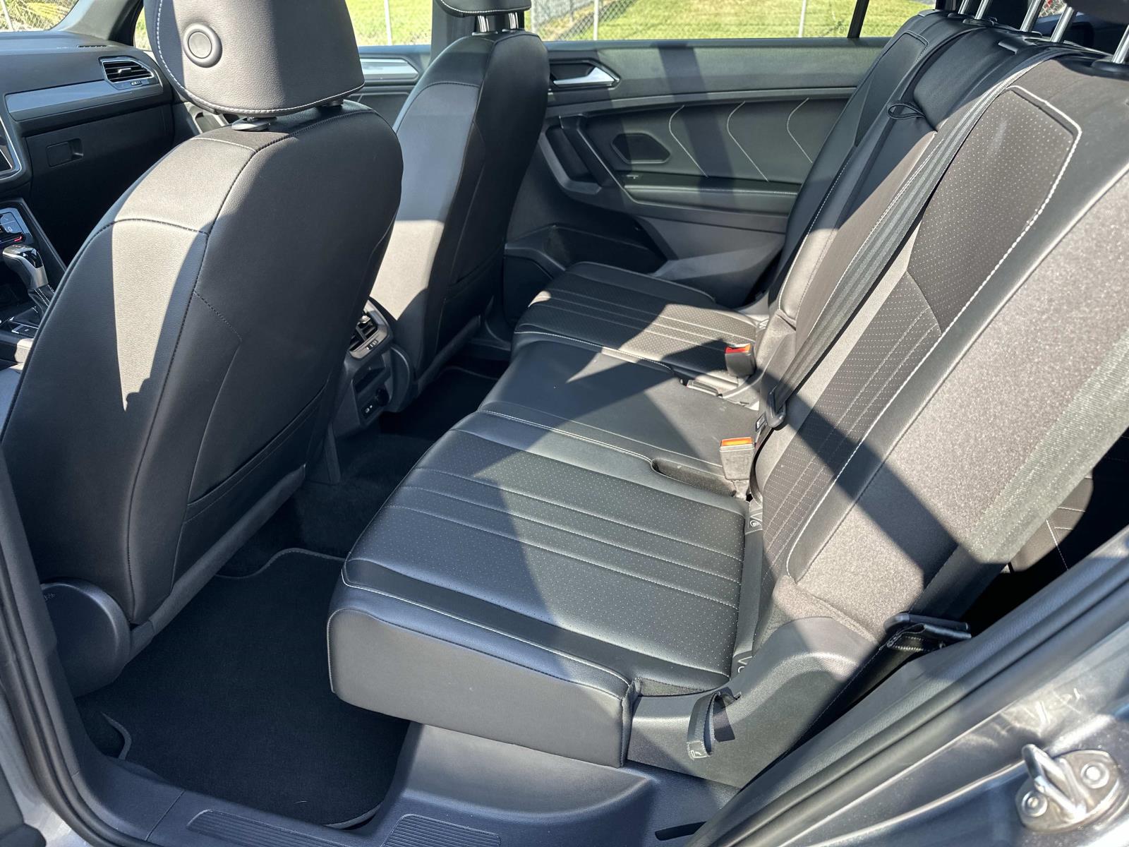 2023 Volkswagen Tiguan Black SE R-Line photo 9