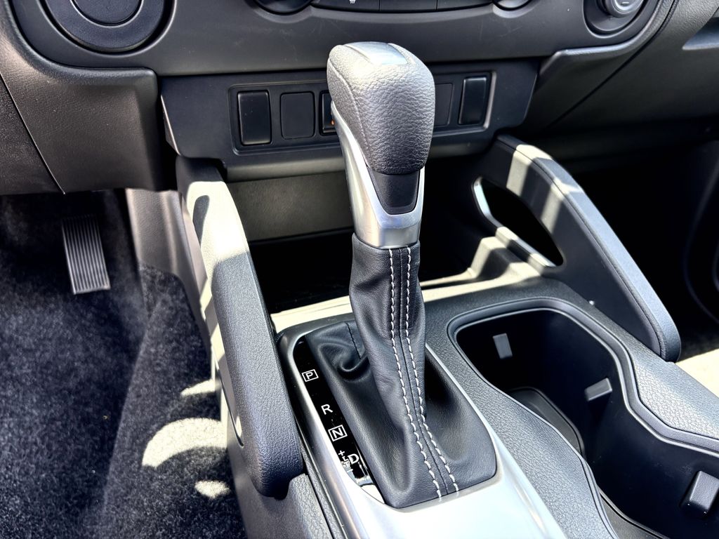 2025 Nissan Frontier SV photo 12
