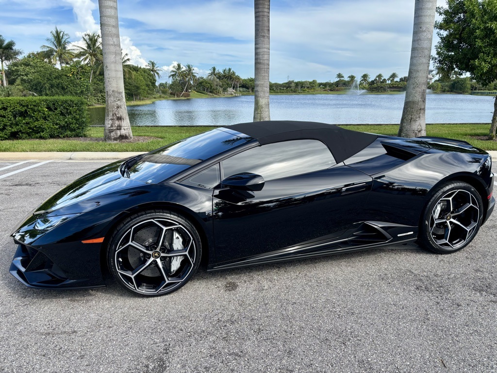 2020 Lamborghini Huracan Evo Base photo 2