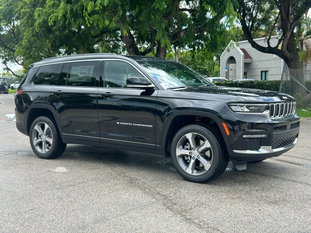 2025 Jeep Grand Cherokee Limited photo 2