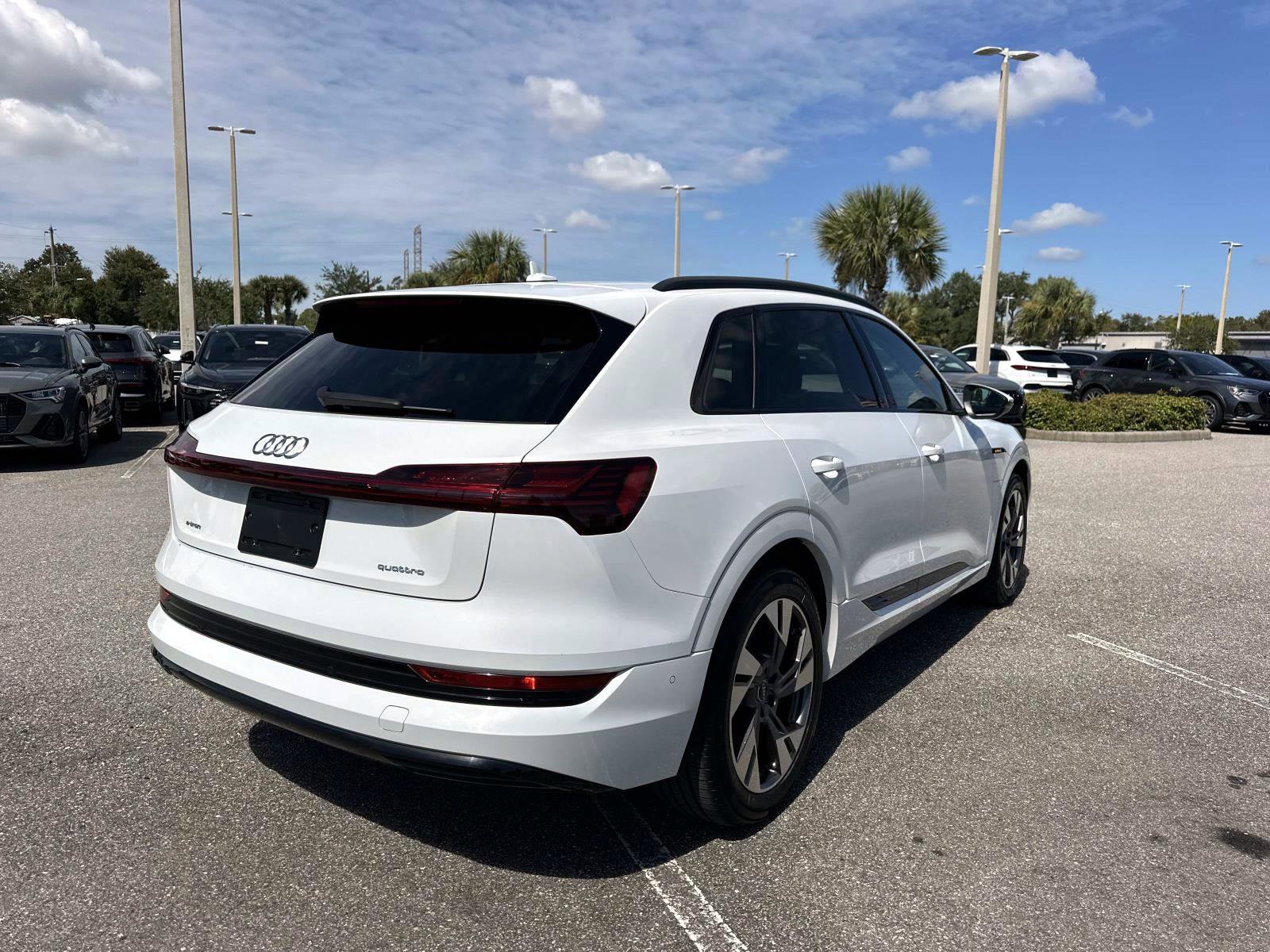 2021 Audi e-tron Premium photo 4