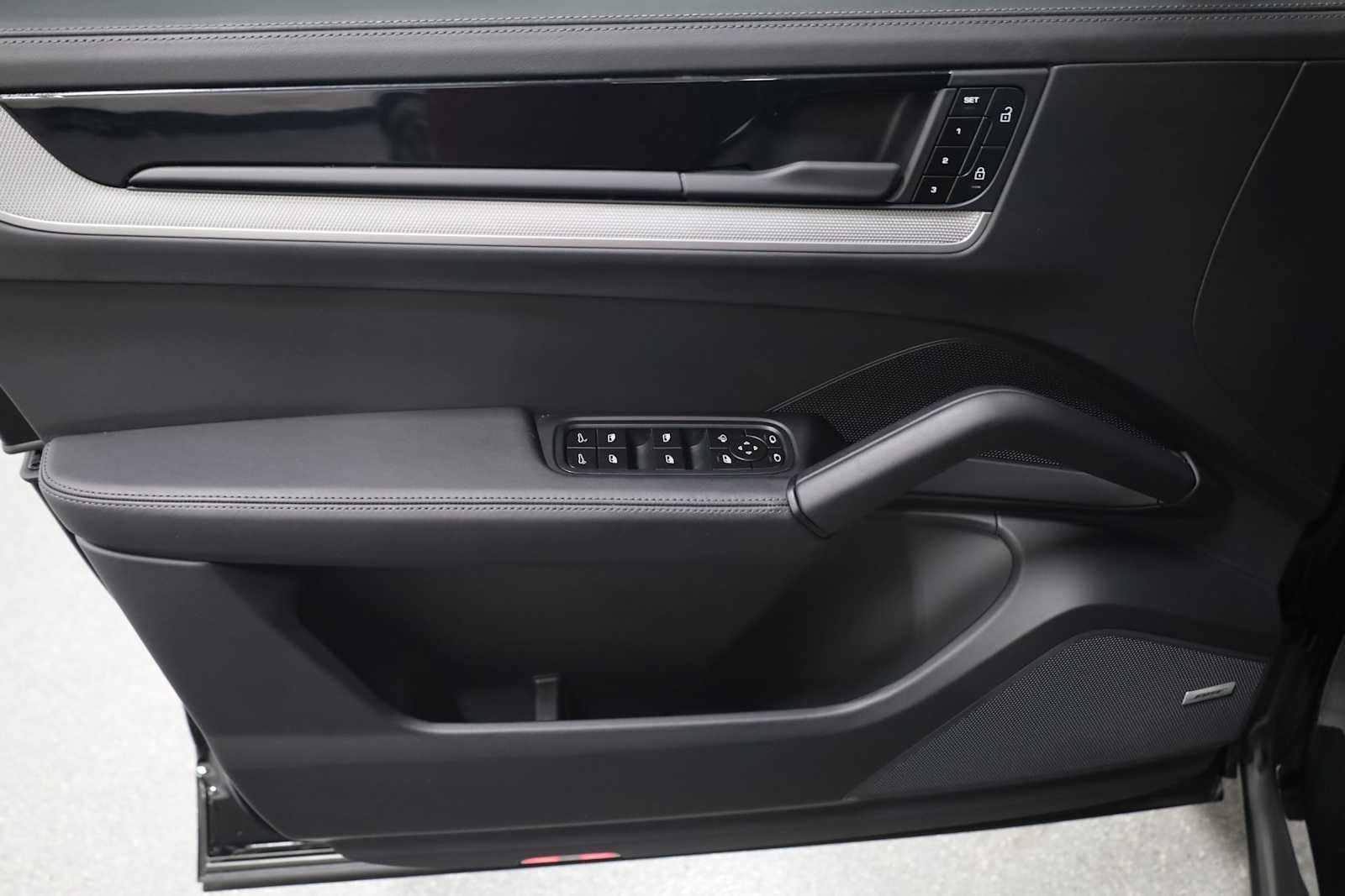 2025 Porsche Cayenne S photo 15