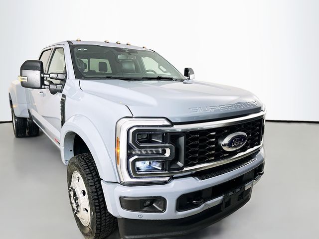 2026 Ford F-450 Super Duty Platinum's photo