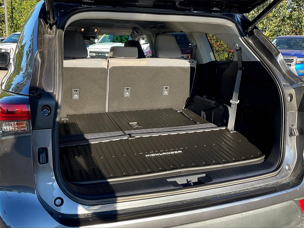2020 Toyota Highlander Hybrid LE photo 37
