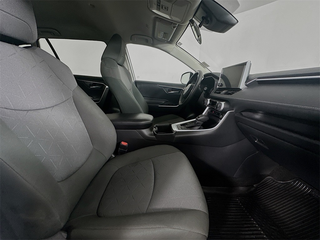 2024 Toyota RAV4 XLE photo 5