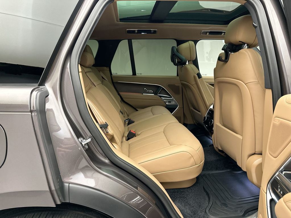 2025 Land Rover Range Rover SE photo 5