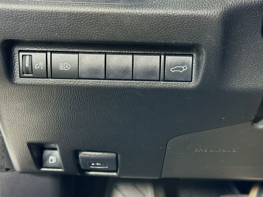 2020 Toyota RAV4 Hybrid XLE photo 7