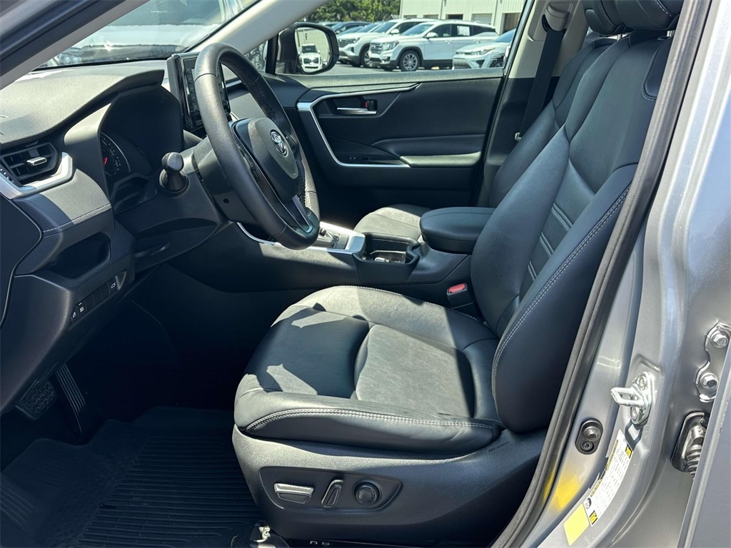2021 Toyota RAV4 XLE Premium photo 3