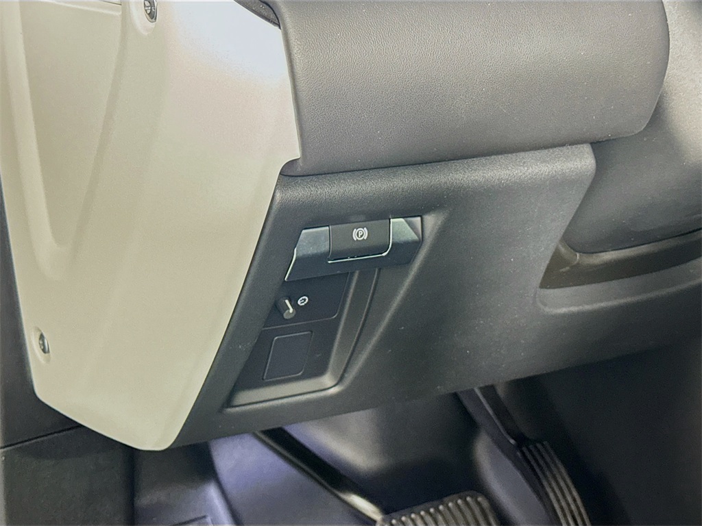 2025 Land Rover Defender 130 X-Dynamic SE photo 7