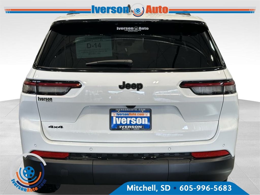 2025 Jeep Grand Cherokee Altitude photo 3