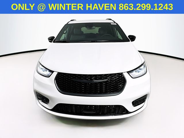 2025 Chrysler Pacifica photo 2