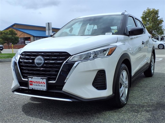 2025 Nissan Kicks Play S photo 2