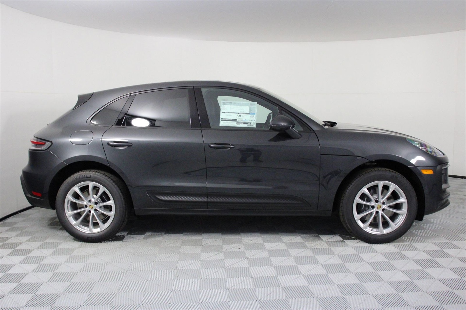 2026 Porsche Macan T photo 8