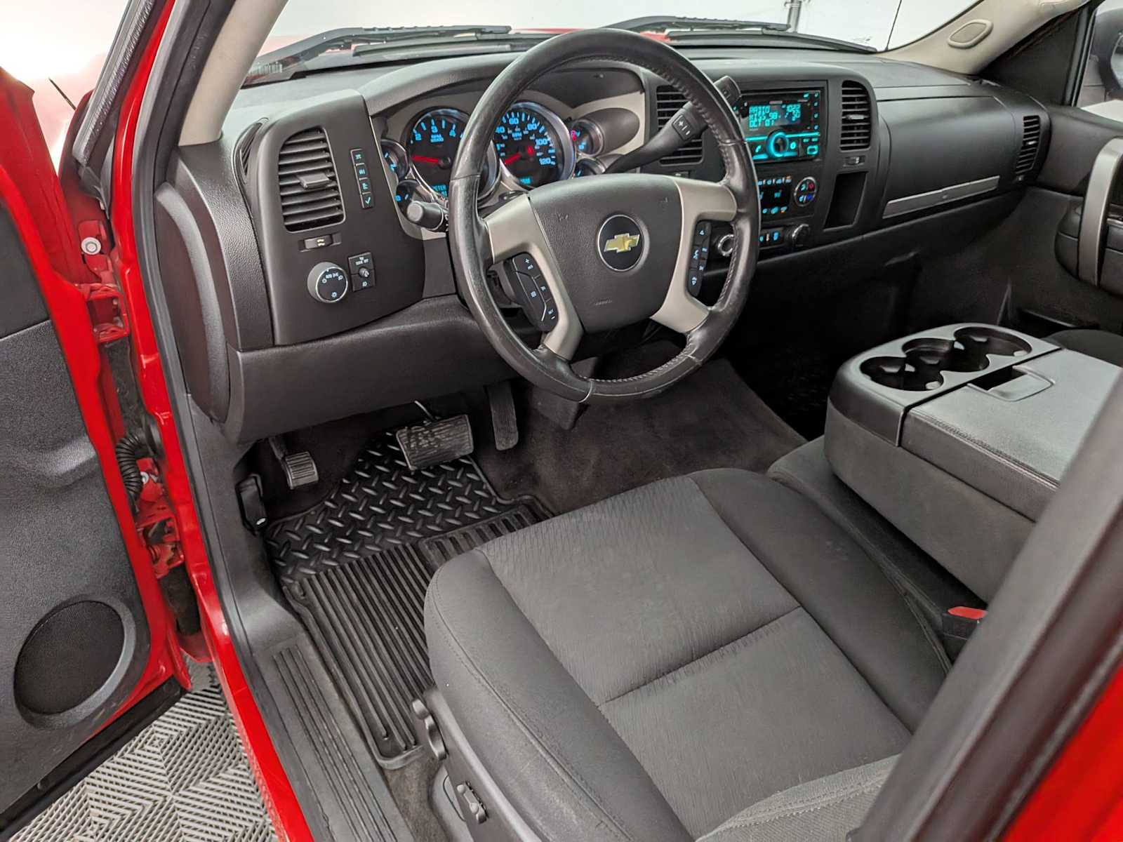 2013 Chevrolet Silverado 1500 LT photo 2