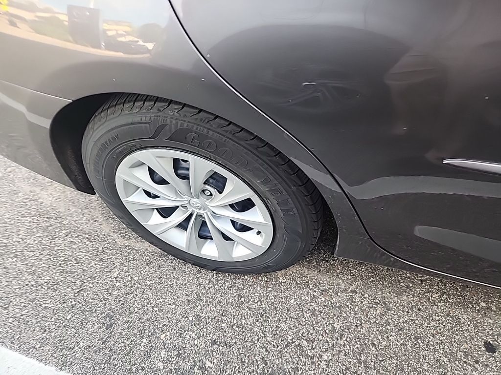 2015 Toyota Camry Hybrid LE photo 3