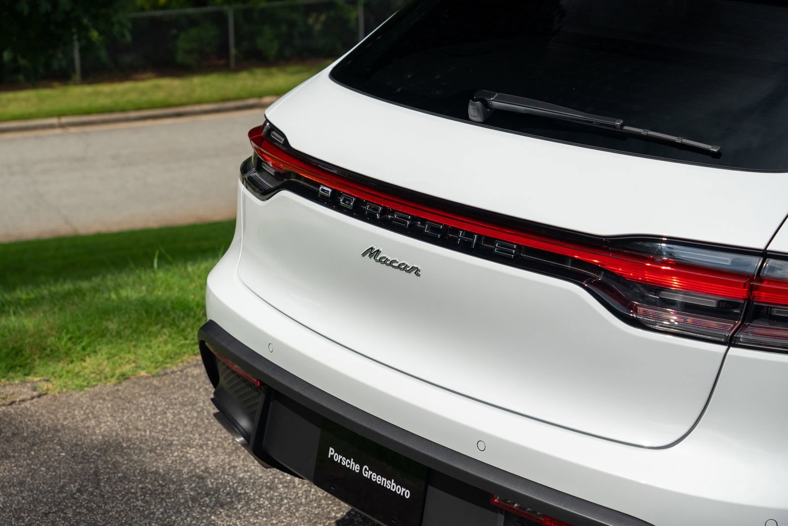 2025 Porsche Macan Base photo 14