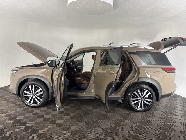 2023 Nissan Pathfinder Platinum photo 13