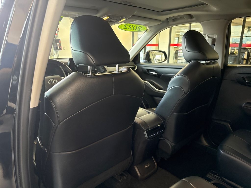 2022 Toyota Highlander XLE photo 14