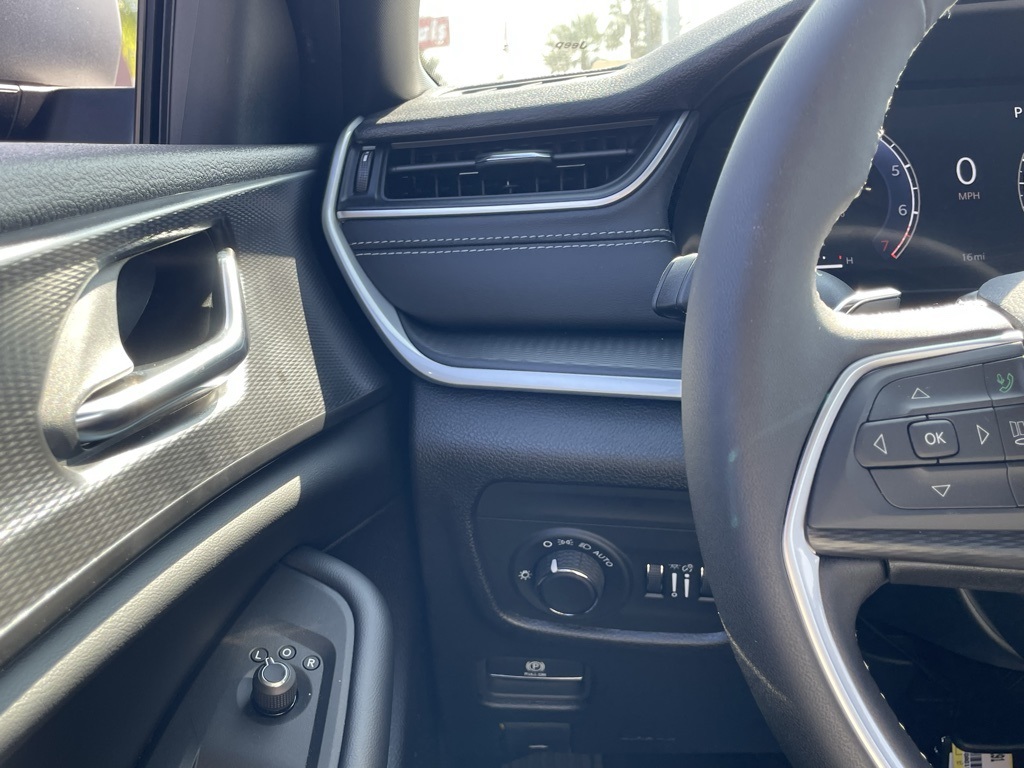 2025 Jeep Grand Cherokee Laredo X photo 30