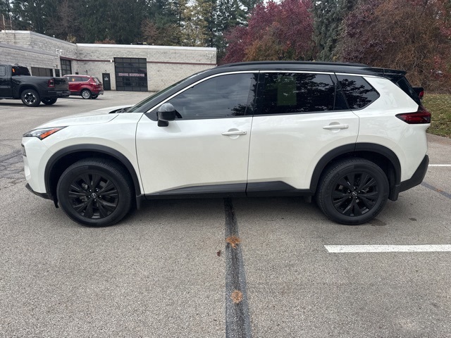2023 Nissan Rogue SV photo 2