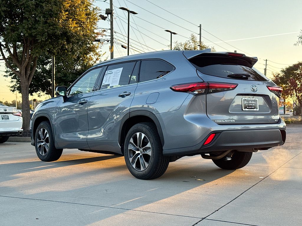 2022 Toyota Highlander XLE photo 4
