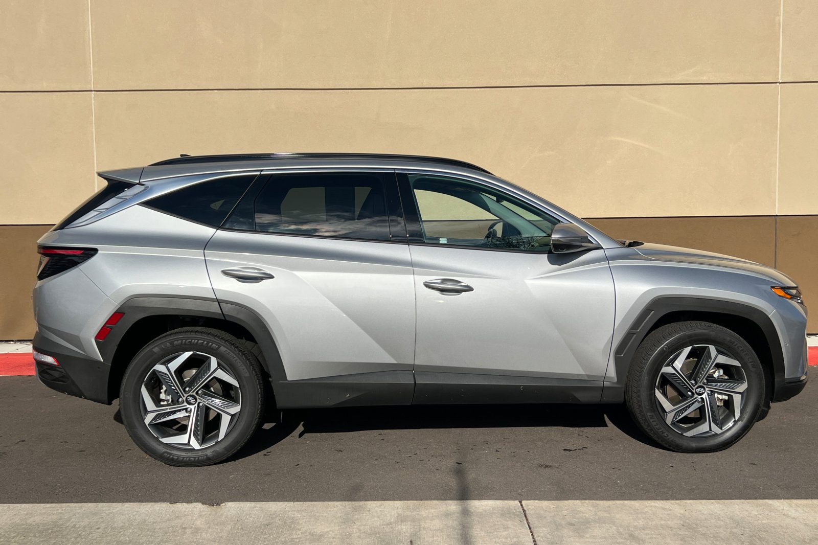 2024 Hyundai Tucson Hybrid Limited photo 2