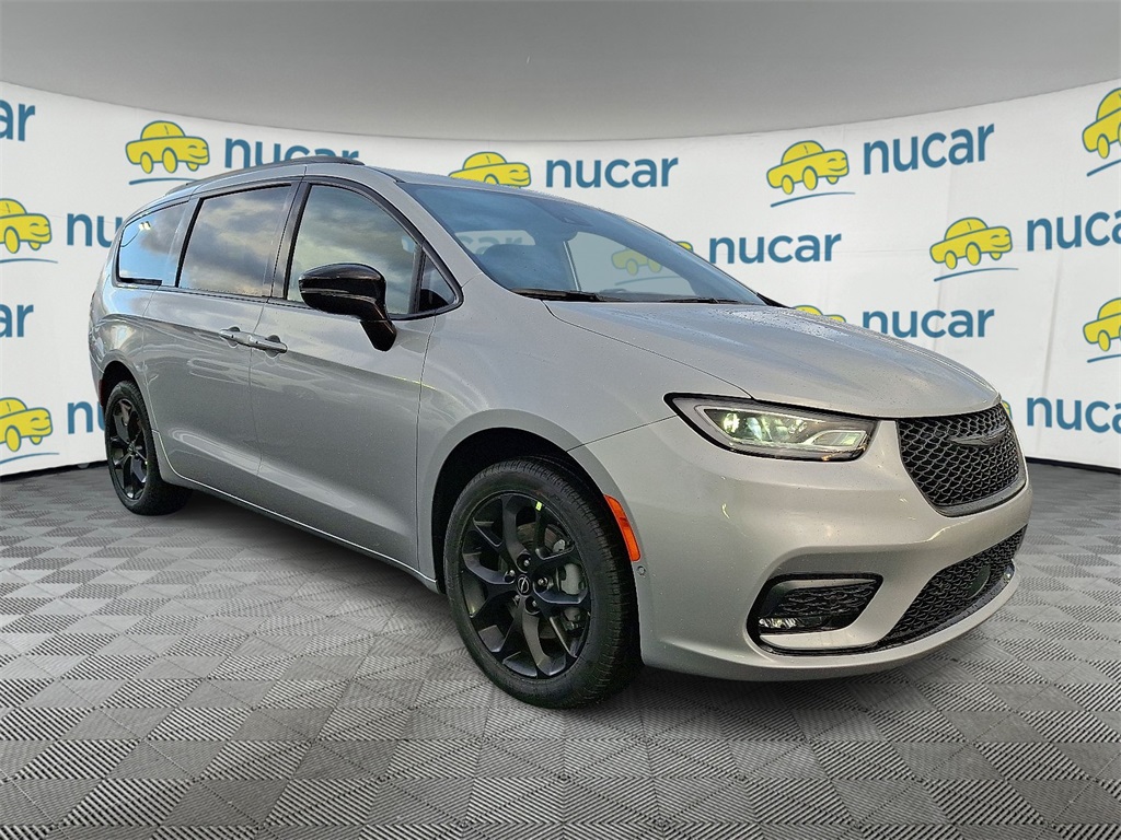 2026 Chrysler Pacifica Select's photo