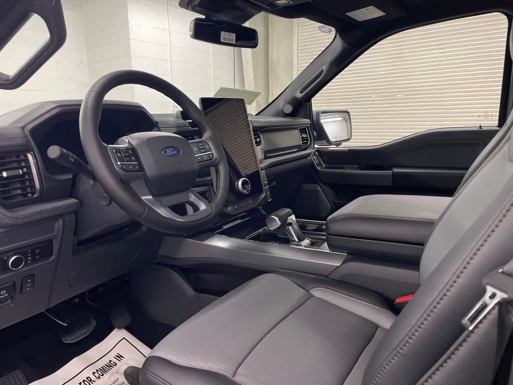 2025 Ford F-150 Lightning Lariat photo 2