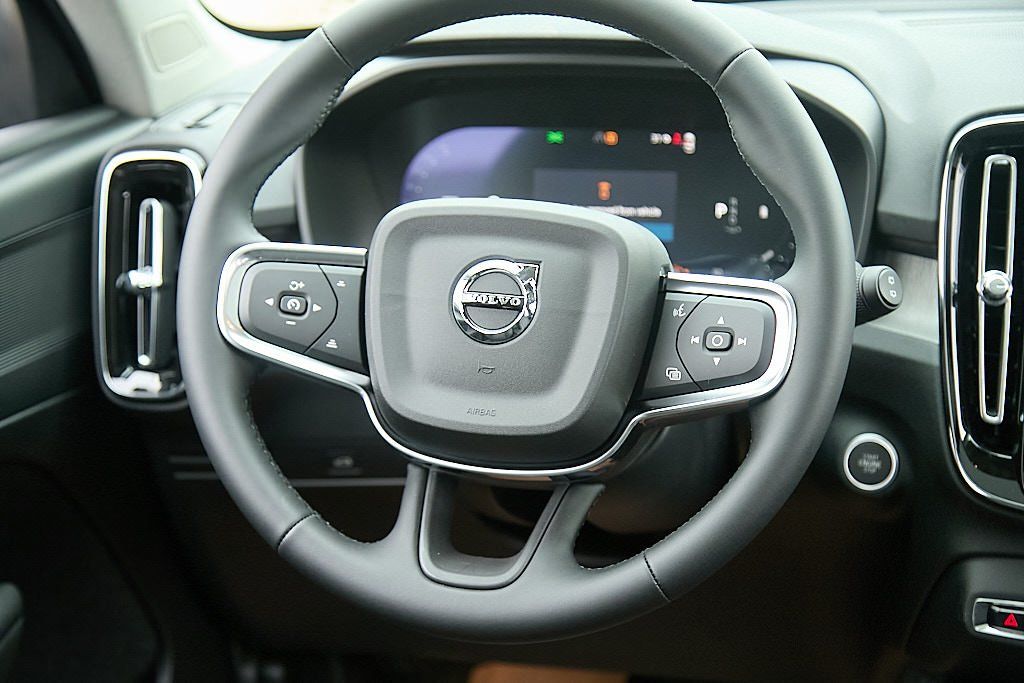 2026 VOLVO XC40 - Image 24