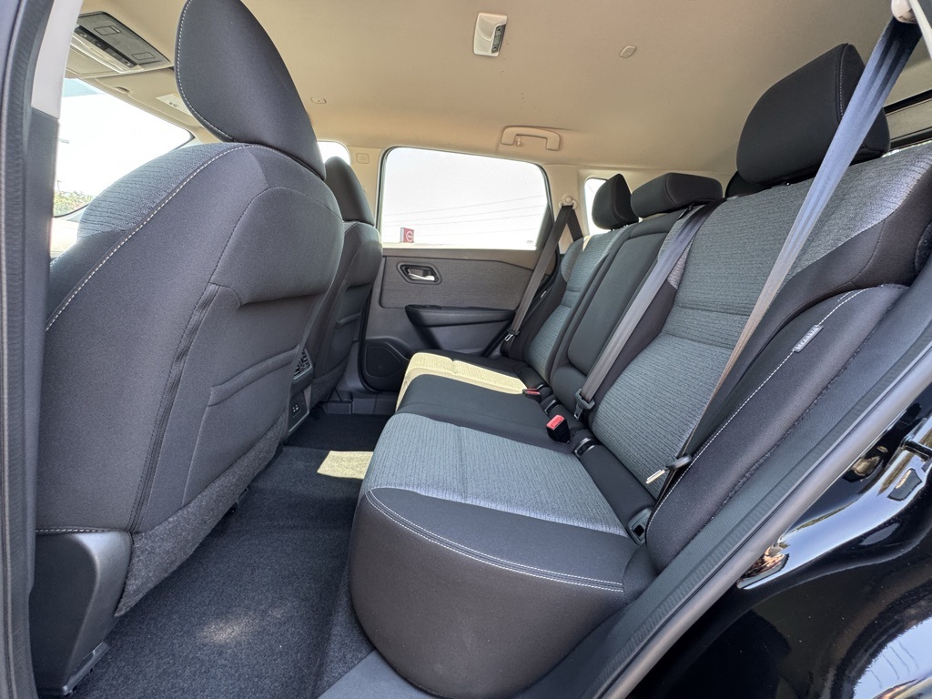 2022 Nissan Rogue SV photo 26