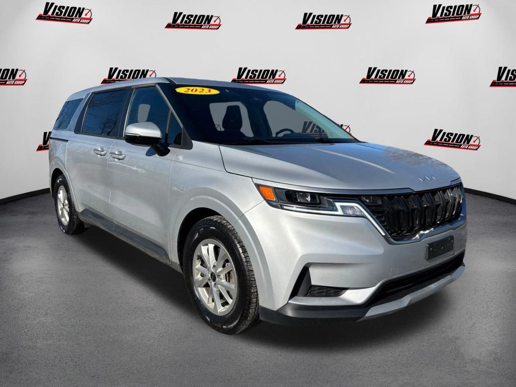 2023 Kia Carnival LX photo 3